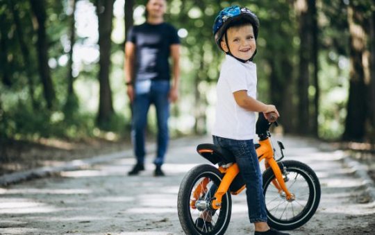 Comment apprendre à son enfant à conduire un deux roues ?