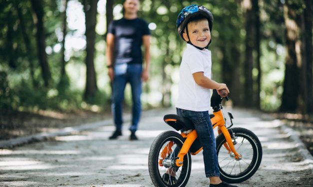 Comment apprendre à son enfant à conduire un deux roues ?