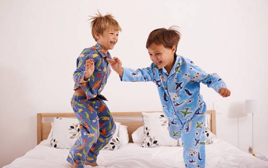Pourquoi faire porter un pyjama à ses enfants la nuit ?
