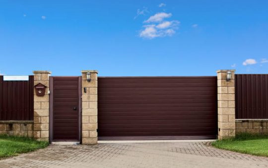 Comment fixer solidement un portillon à un poteau en briques ?