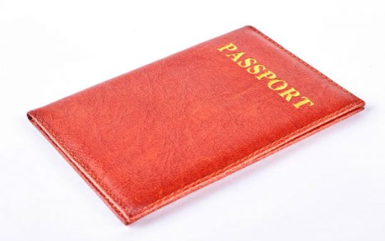 Pourquoi offrir un protège-passeport personnalisé à ses proches en voyage ?